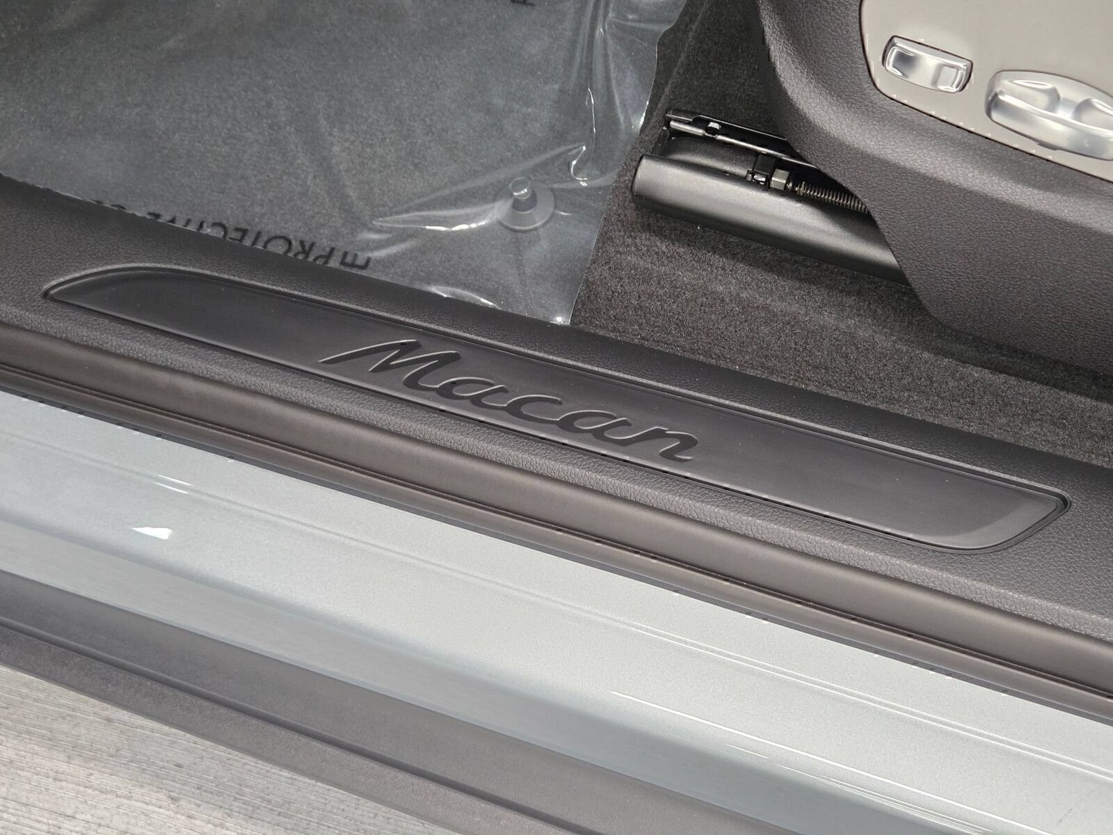 Certified 2026 Porsche Macan AWD/4WD image 17