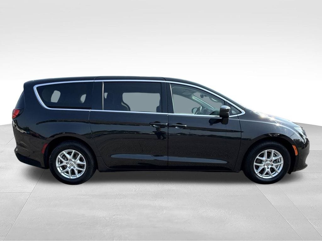 Used 2023 Chrysler Voyager LX FWD video 2
