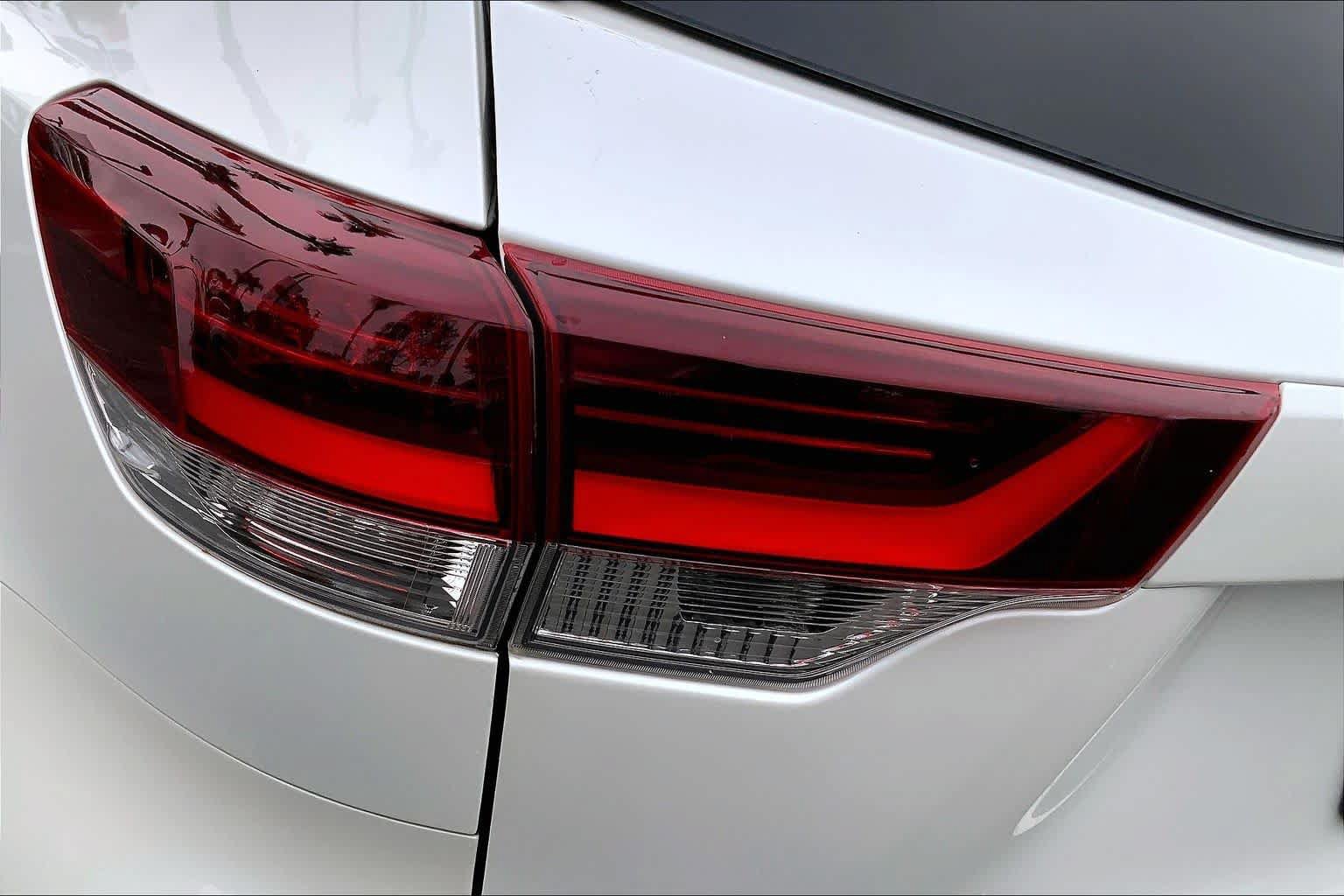 Used 2019 Toyota Highlander SE FWD image 28