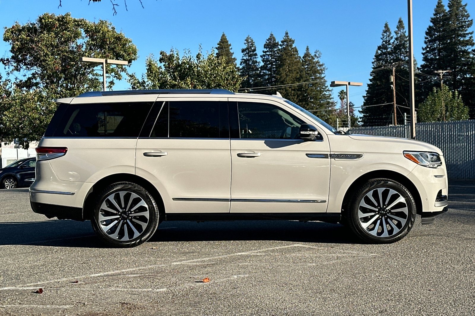 Certified 2024 Lincoln Navigator Reserve image 3