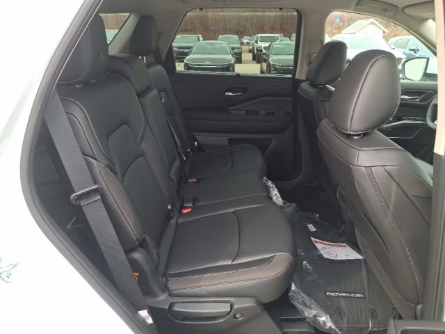 New 2025 Nissan Pathfinder SL w/ Black Appearance Package image 30