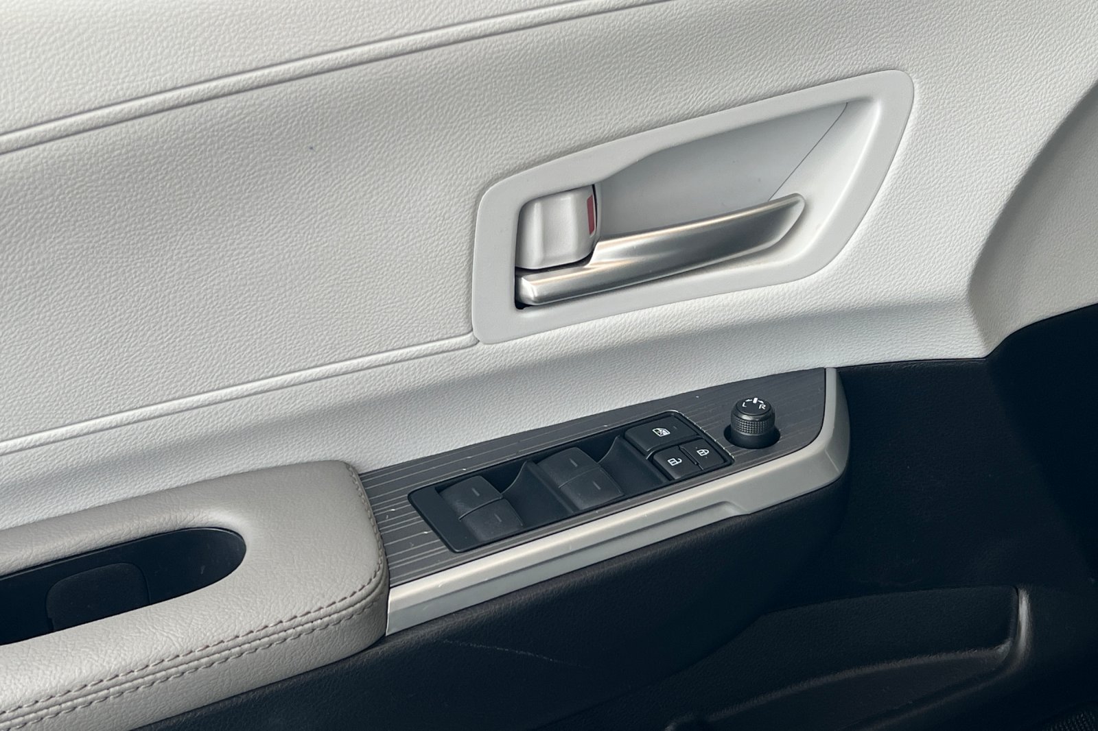 Certified 2025 Toyota Sienna XLE FWD image 11