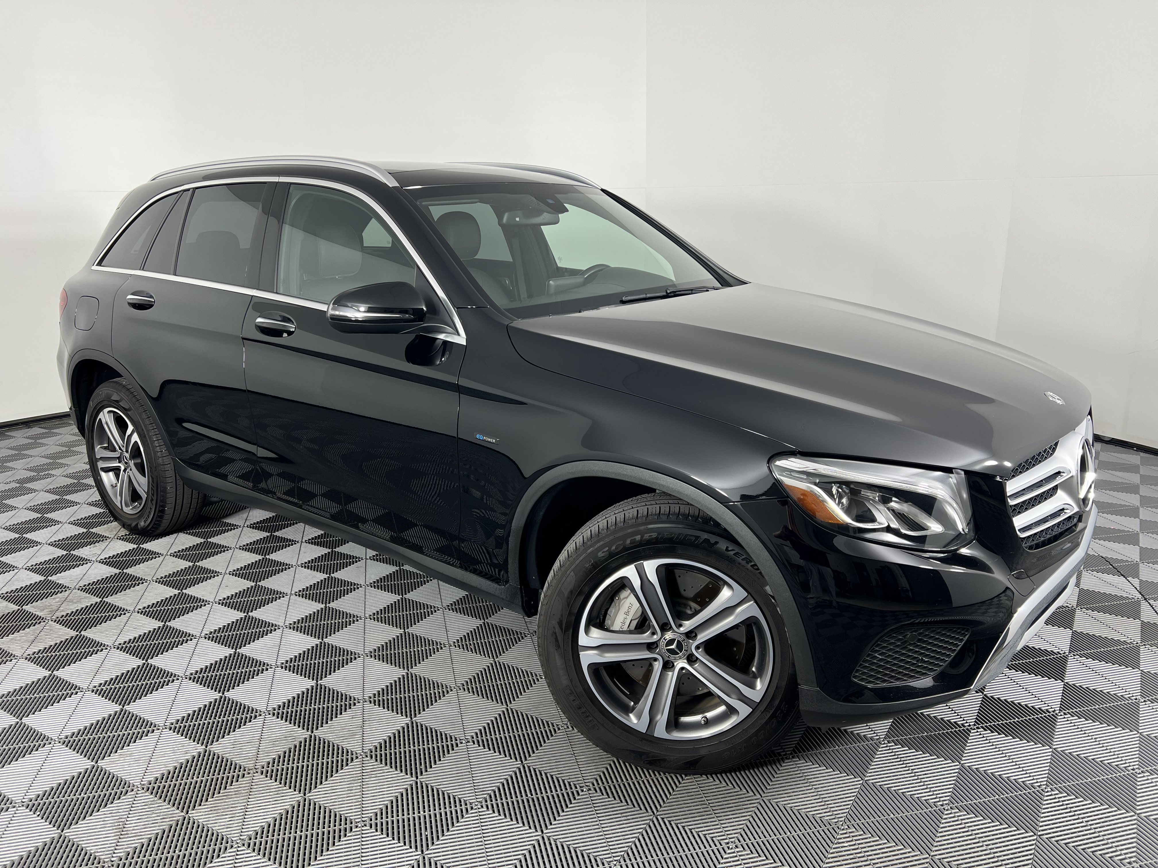 Used 2019 Mercedes-Benz GLC 350e 4MATIC image 2