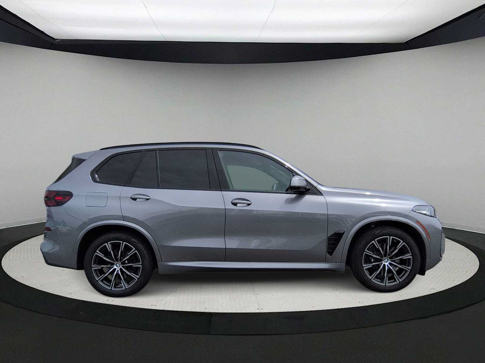 Used 2024 BMW X5 xDrive40i w/ M Sport Package AWD/4WD image 9