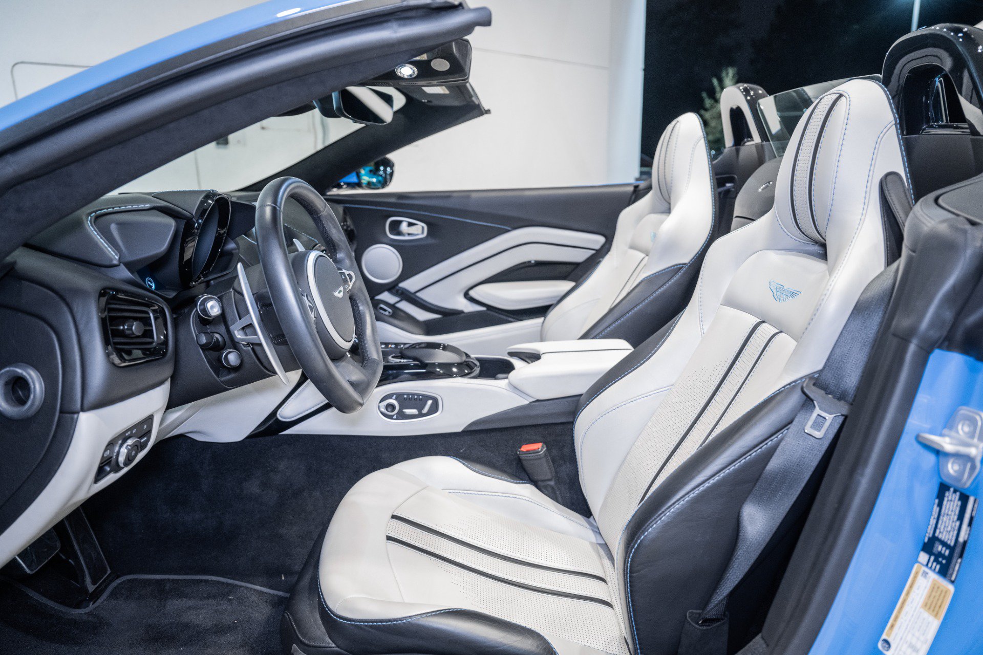 Used 2021 Aston Martin V8 Vantage Roadster RWD image 13