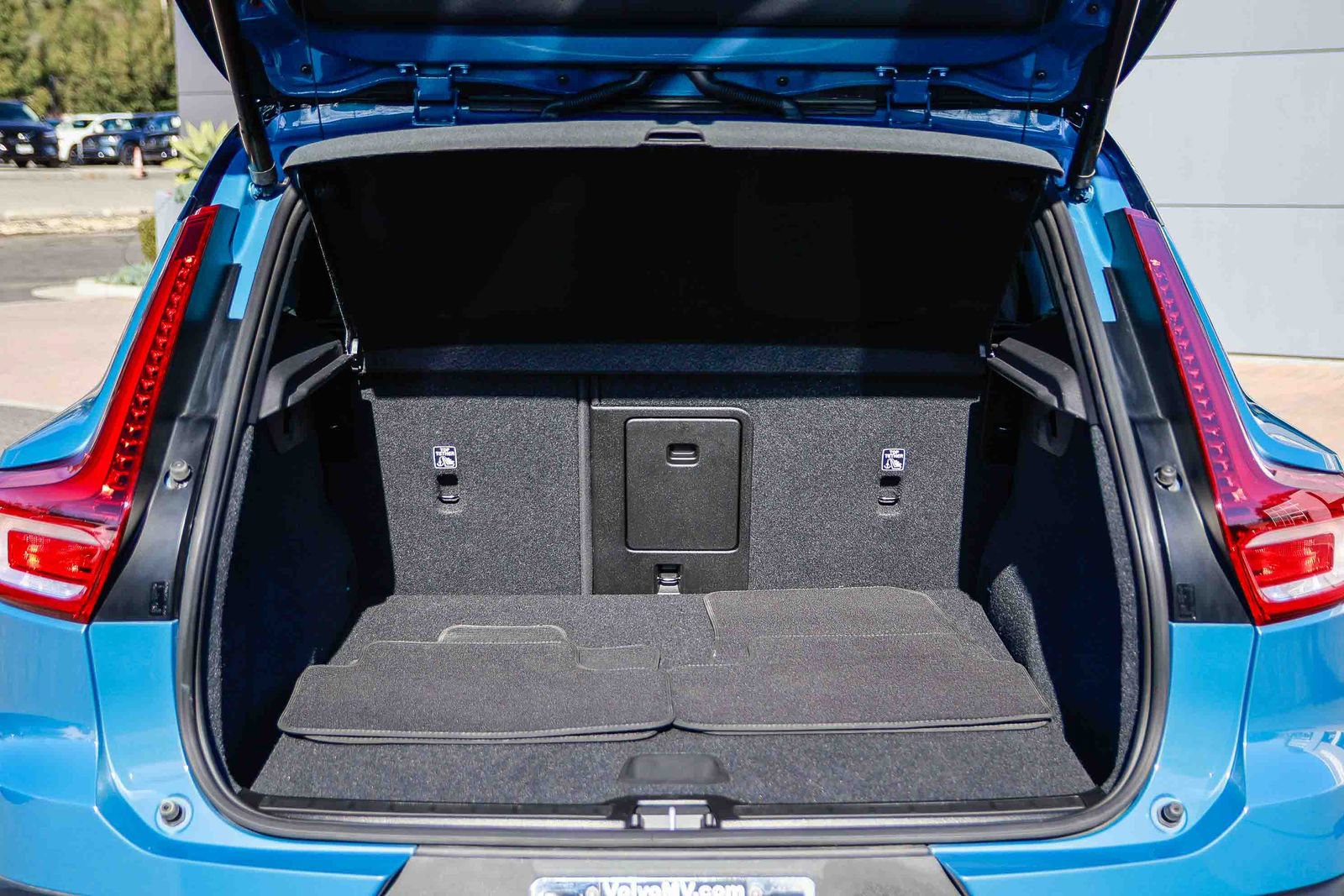 Used 2023 Volvo XC40 Recharge Core image 28