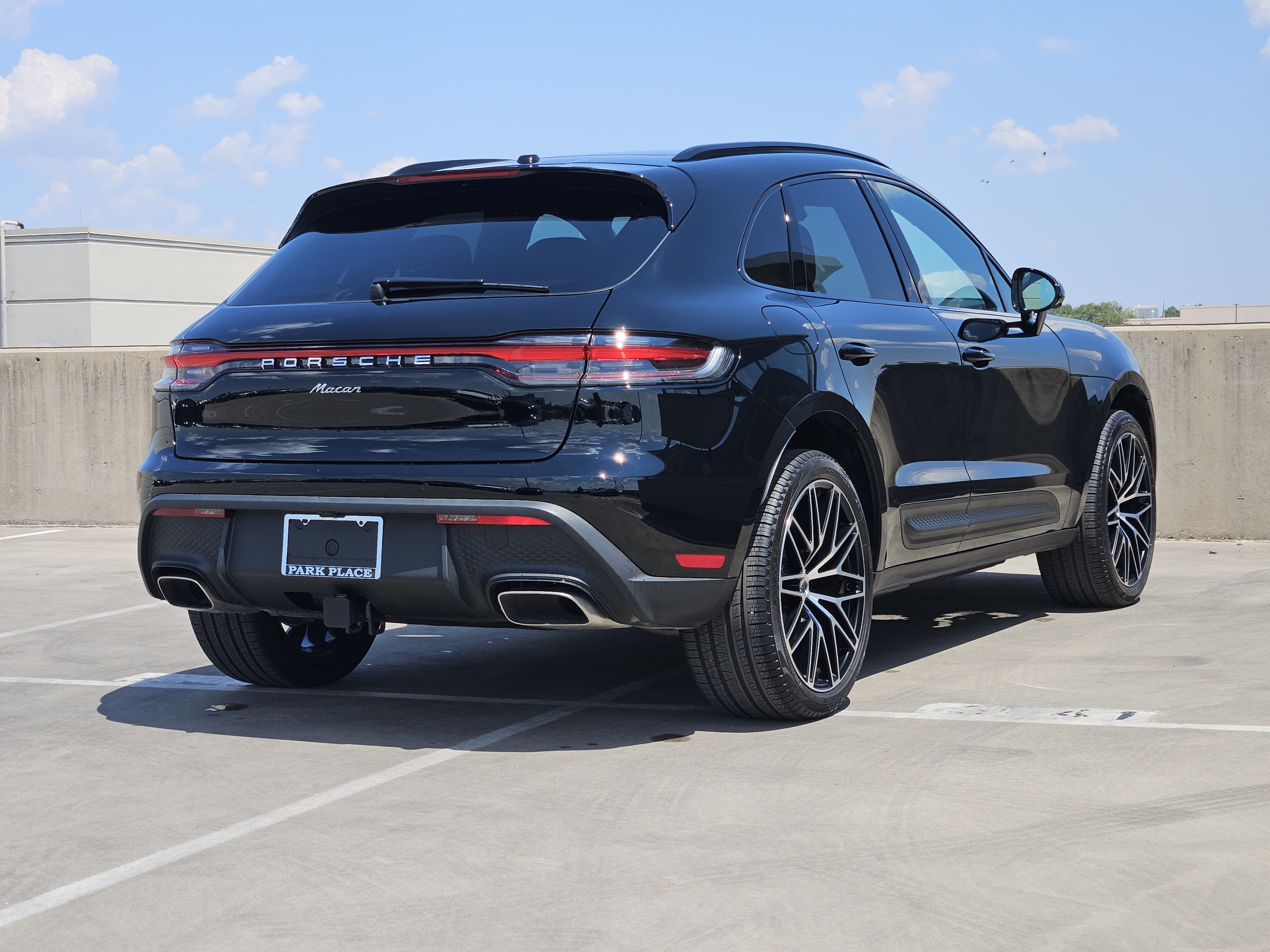 Certified 2025 Porsche Macan AWD/4WD image 8