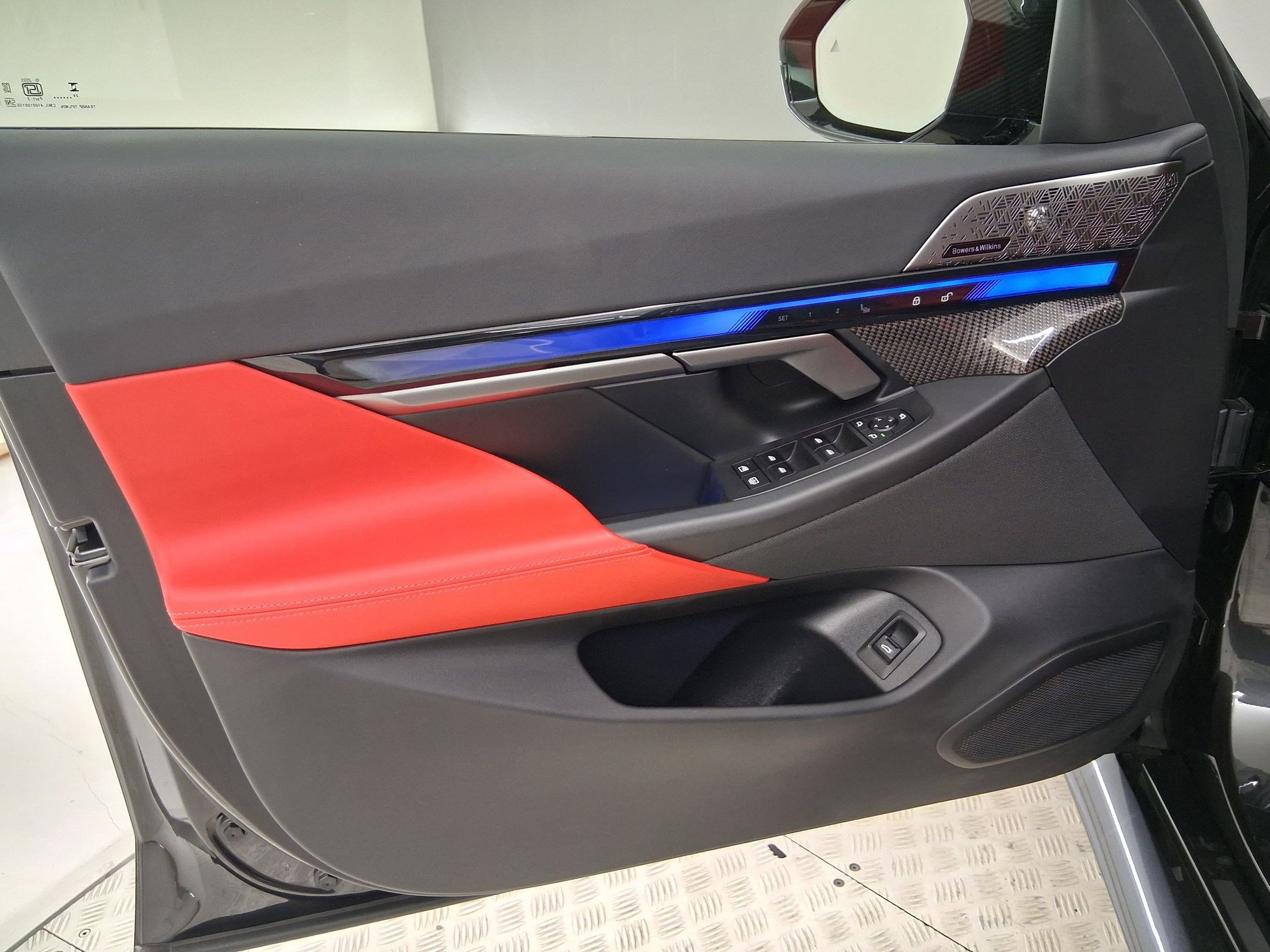 Used 2025 BMW M5 w/ Carbon Package image 19