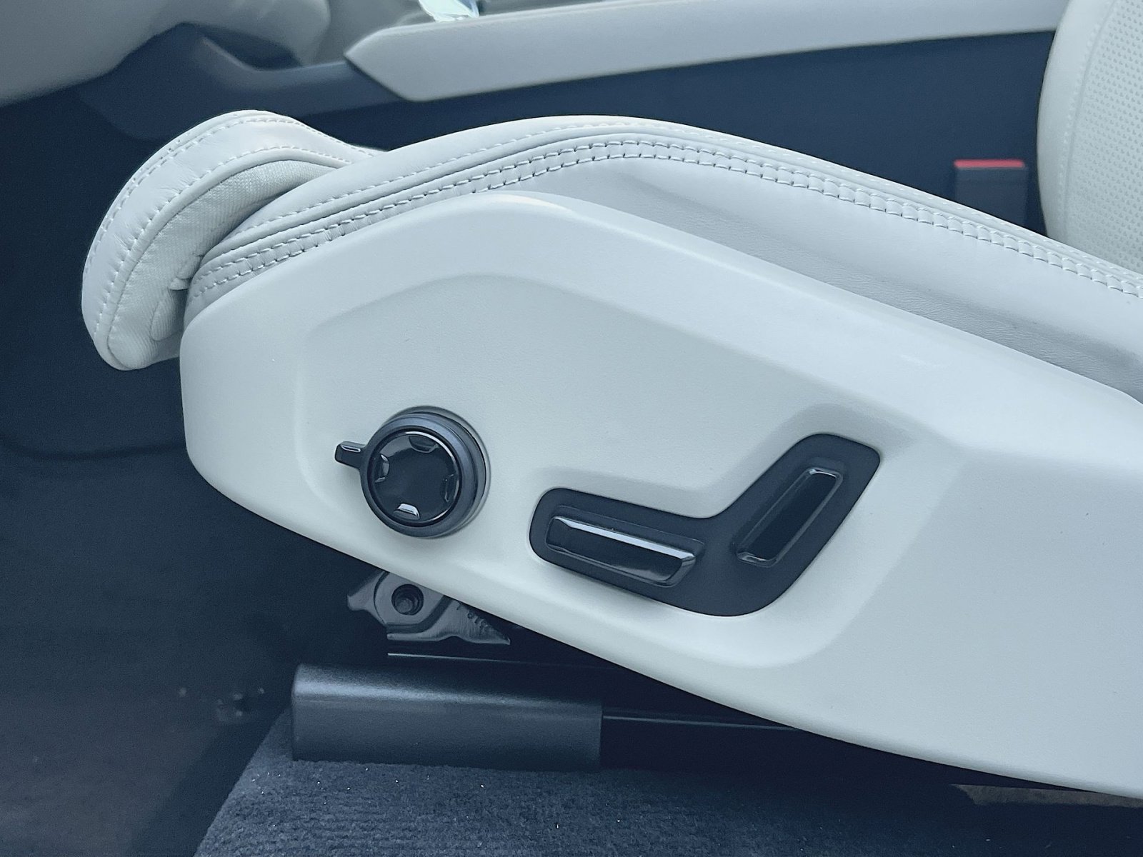 New 2026 Volvo XC90 B6 Ultra w/ Lounge Package image 14