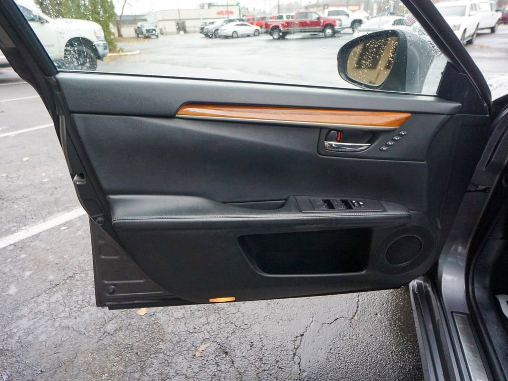 Used 2014 Lexus ES 300h w/ Luxury Package w/Bamboo Trim image 17