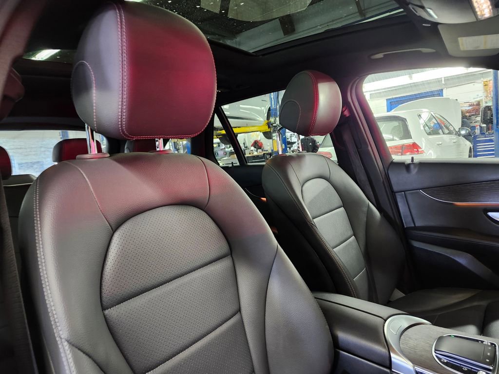 Used 2020 Mercedes-Benz GLC 300 4MATIC image 10