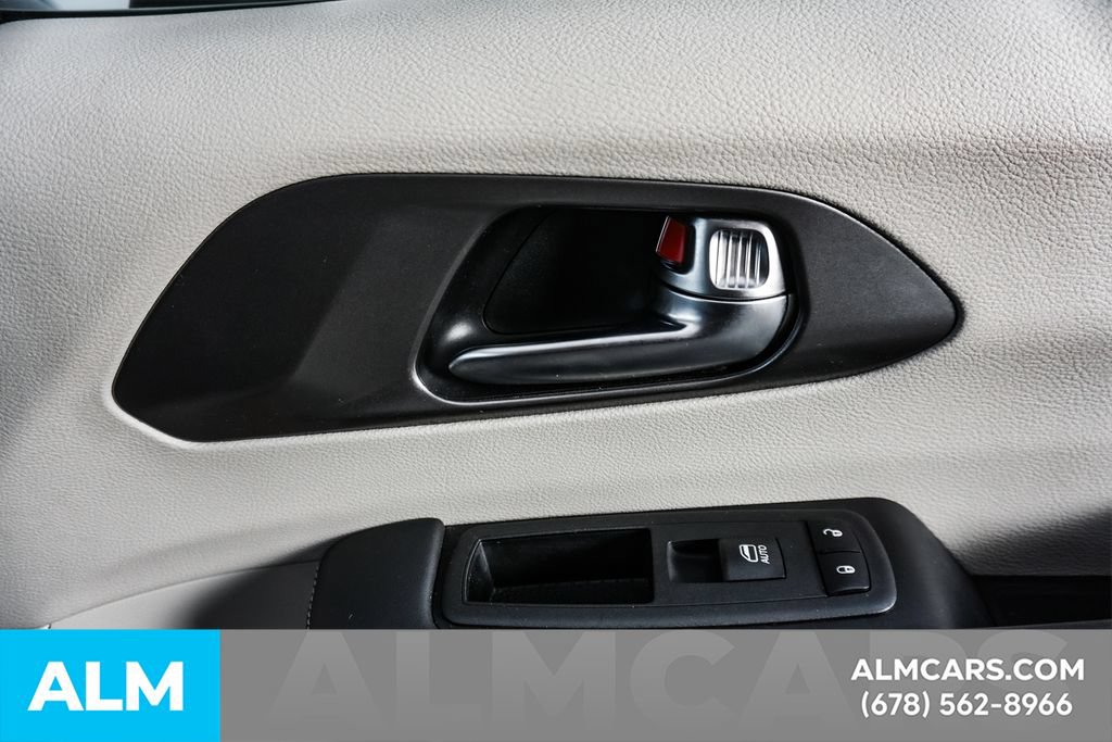 Used 2023 Chrysler Pacifica Touring-L FWD image 37