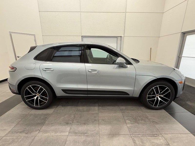 Certified 2025 Porsche Macan AWD/4WD image 9