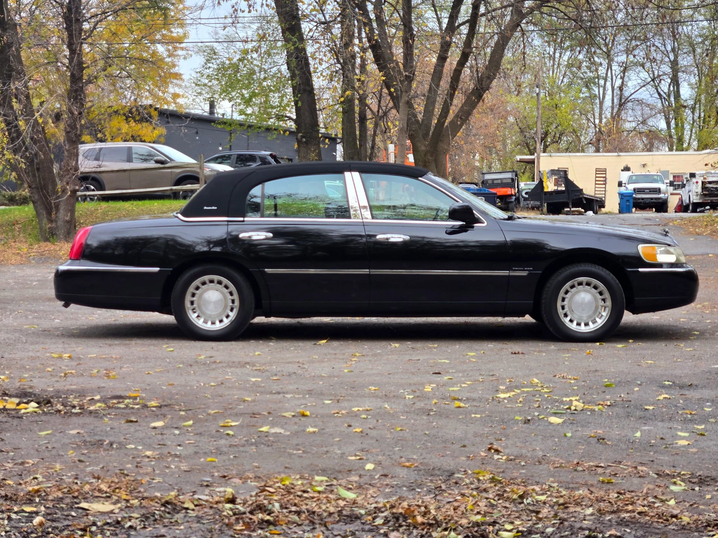Used 2000 Lincoln Town Car Executive RWD image 7