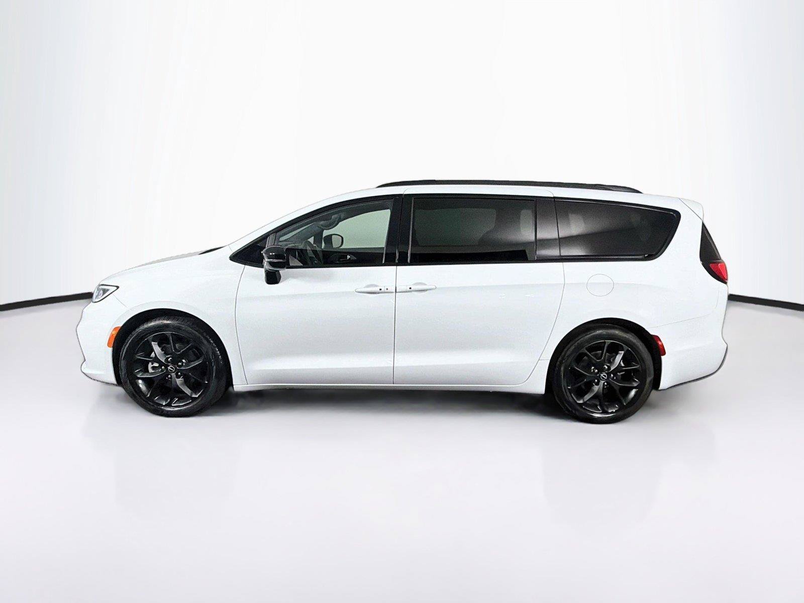 Used 2025 Chrysler Pacifica Limited FWD image 8