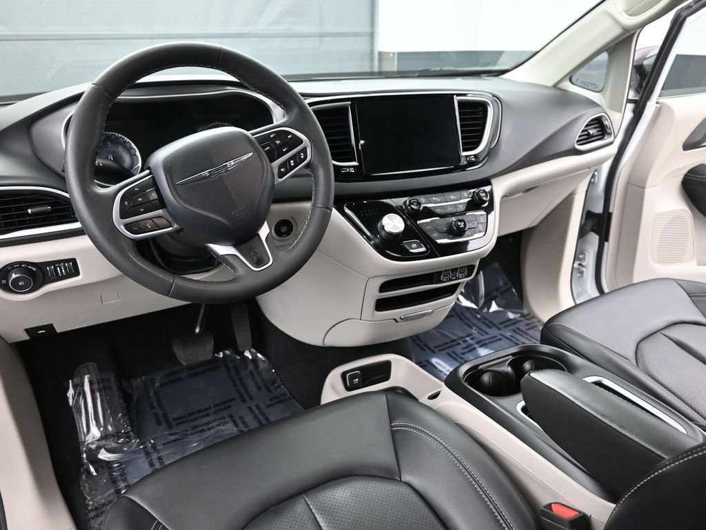 Used 2024 Chrysler Pacifica Touring-L image 21