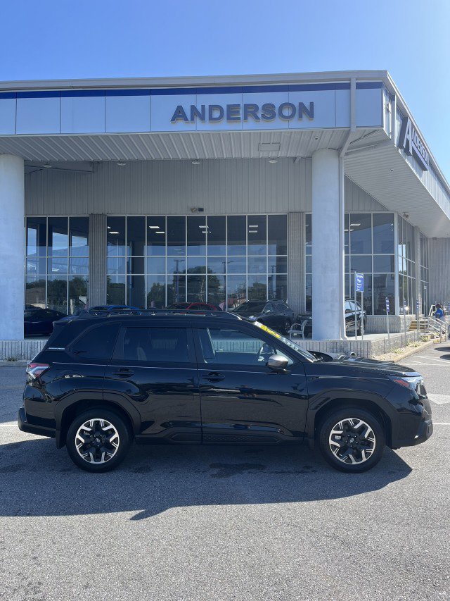 Used 2025 Subaru Forester Premium image 2