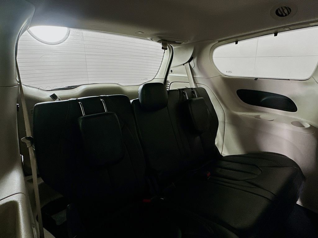 Used 2019 Chrysler Pacifica Touring-L image 27