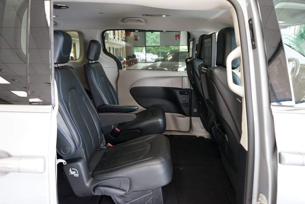 Used 2021 Chrysler Pacifica Touring-L w/ Uconnect Theater Family Group AWD/4WD image 13