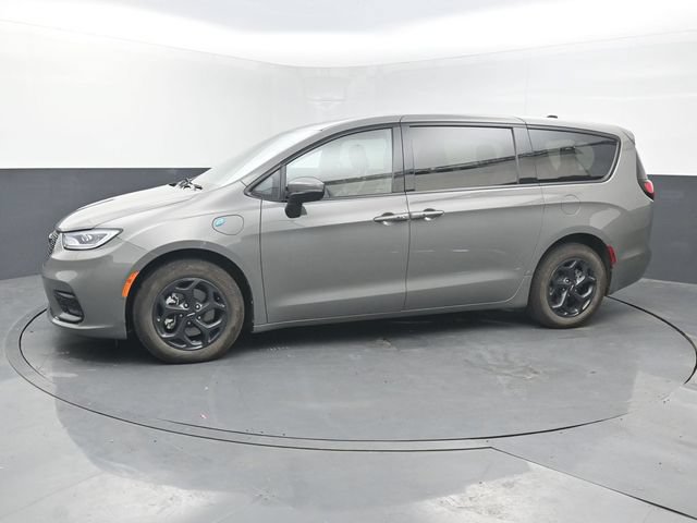 Used 2023 Chrysler Pacifica Touring-L w/ S Appearance Package FWD image 2