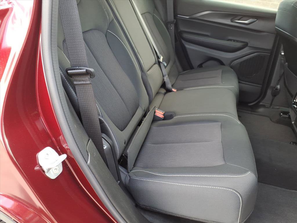 Certified 2025 Jeep Grand Cherokee Laredo image 9