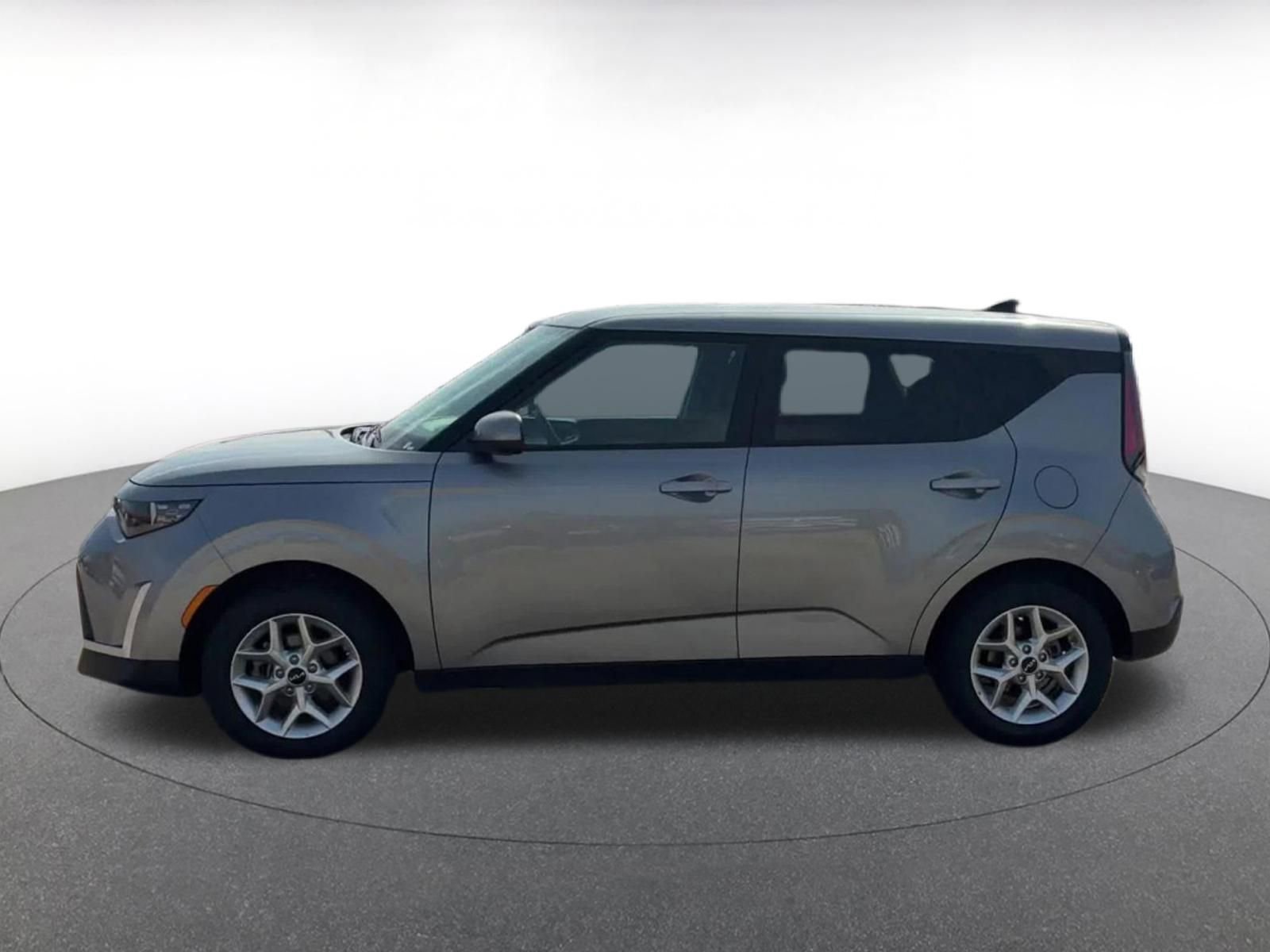 Used 2025 Kia Soul LX w/ LX Technology Package FWD image 9