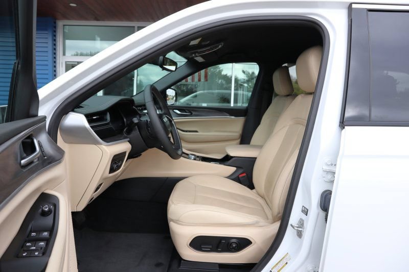 Used 2023 Jeep Grand Cherokee Limited AWD/4WD image 7