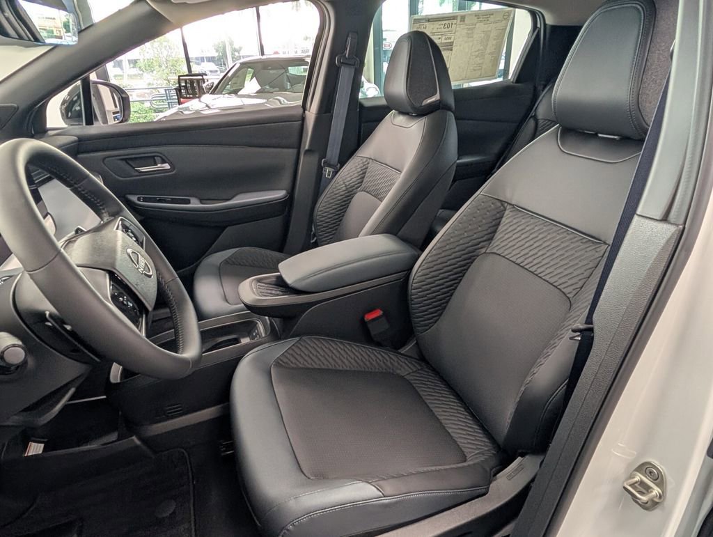 New 2026 Nissan Leaf Platinum+ w/ Cargo Package (Platinum+) FWD image 9