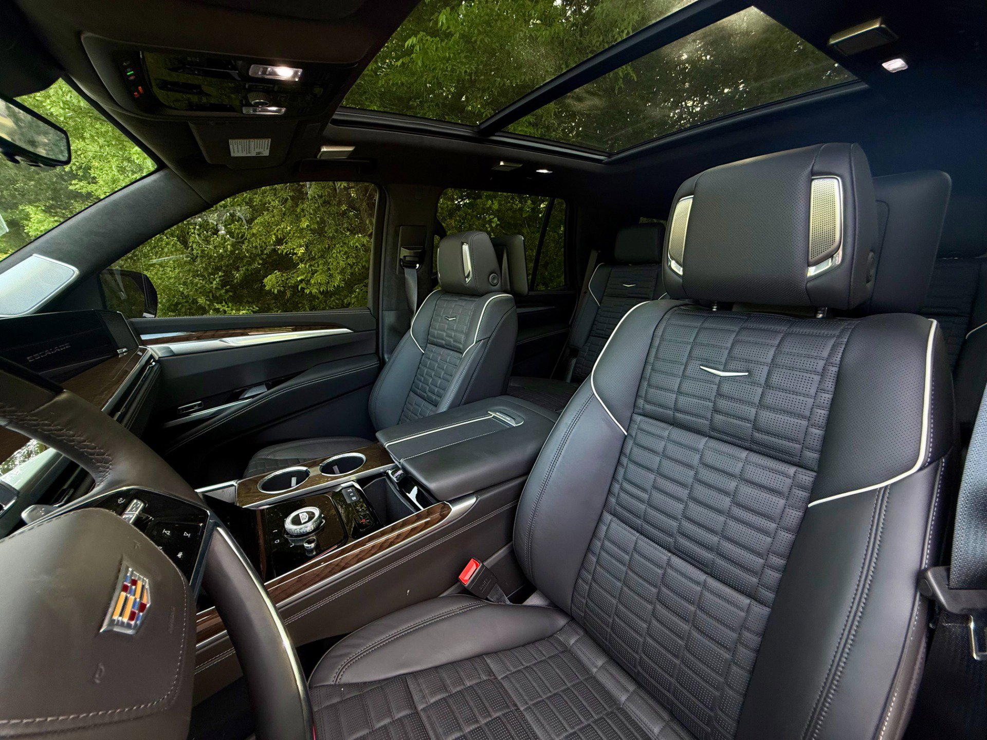 Used 2025 Cadillac Escalade Sport Platinum w/ LPO, ONYX Package image 22