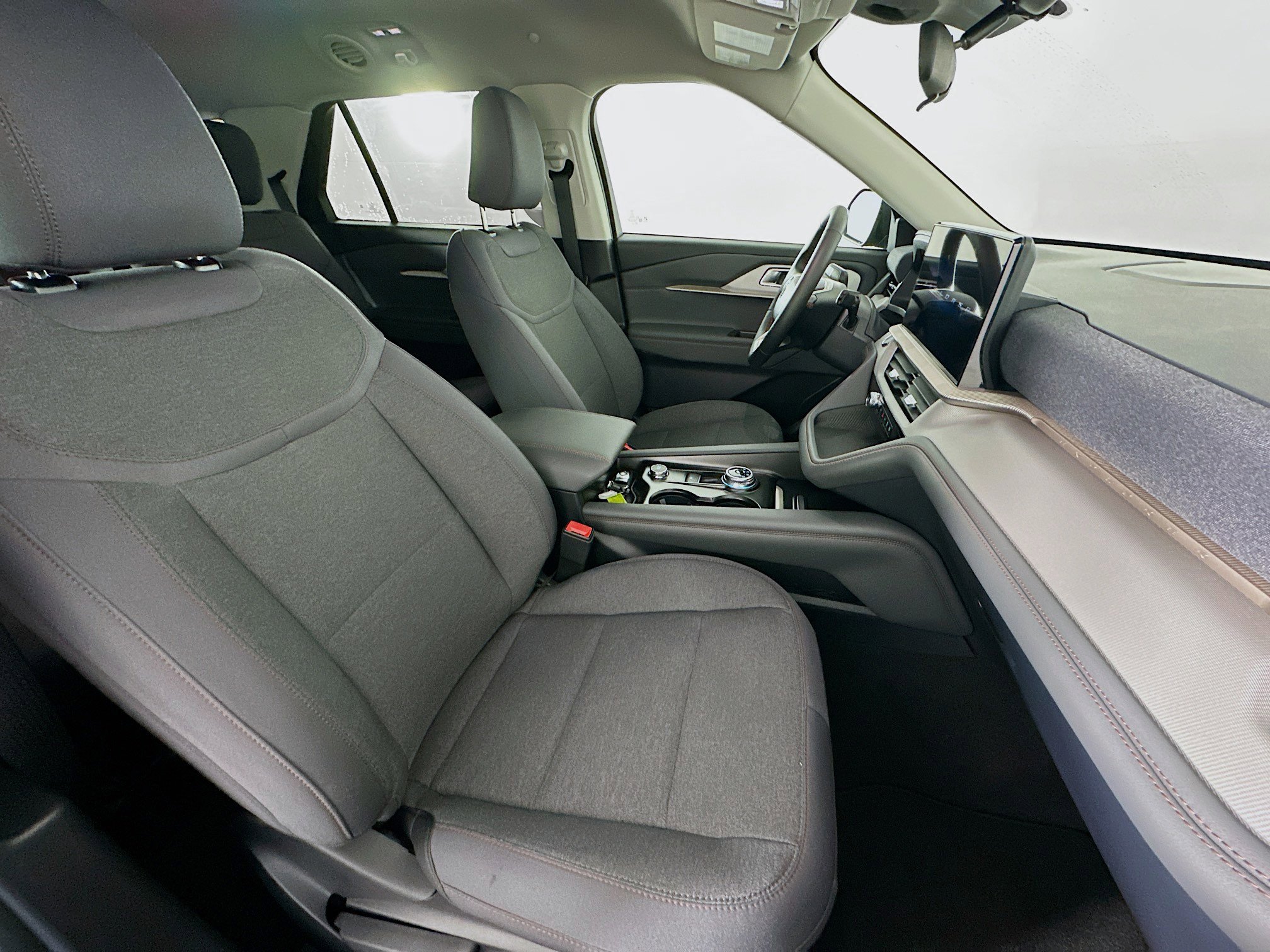 Used 2025 Ford Explorer Active image 33