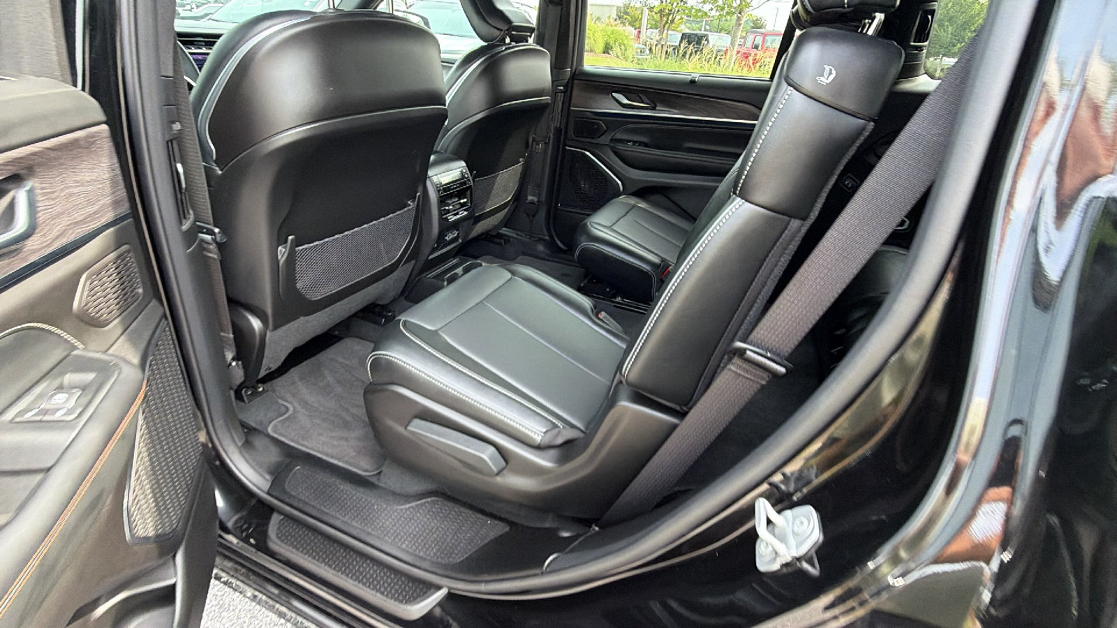 Used 2025 Jeep Grand Cherokee L Overland w/ Luxury Tech Group IV AWD/4WD image 25