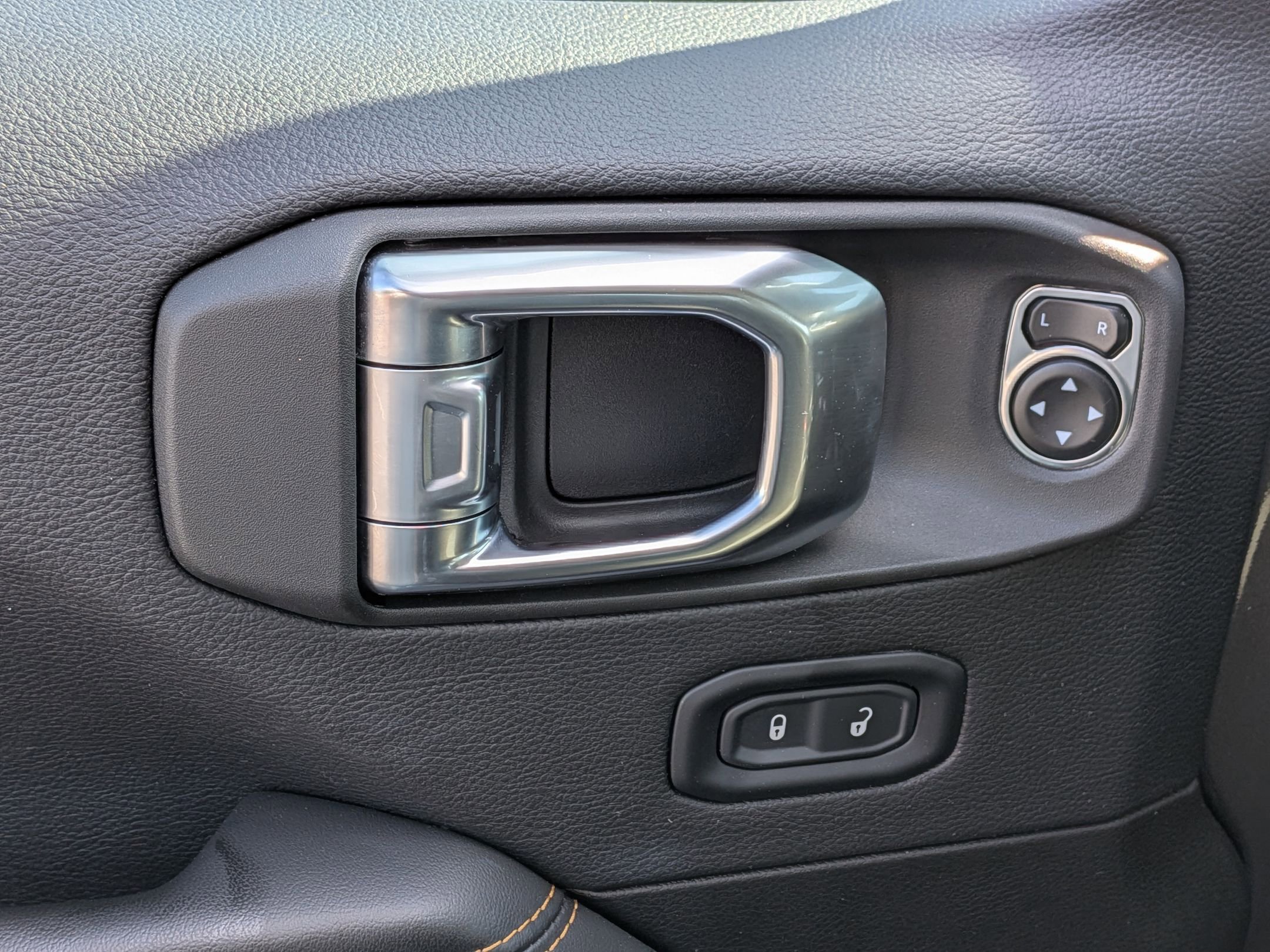 Used 2025 Jeep Wrangler Sahara AWD/4WD image 12