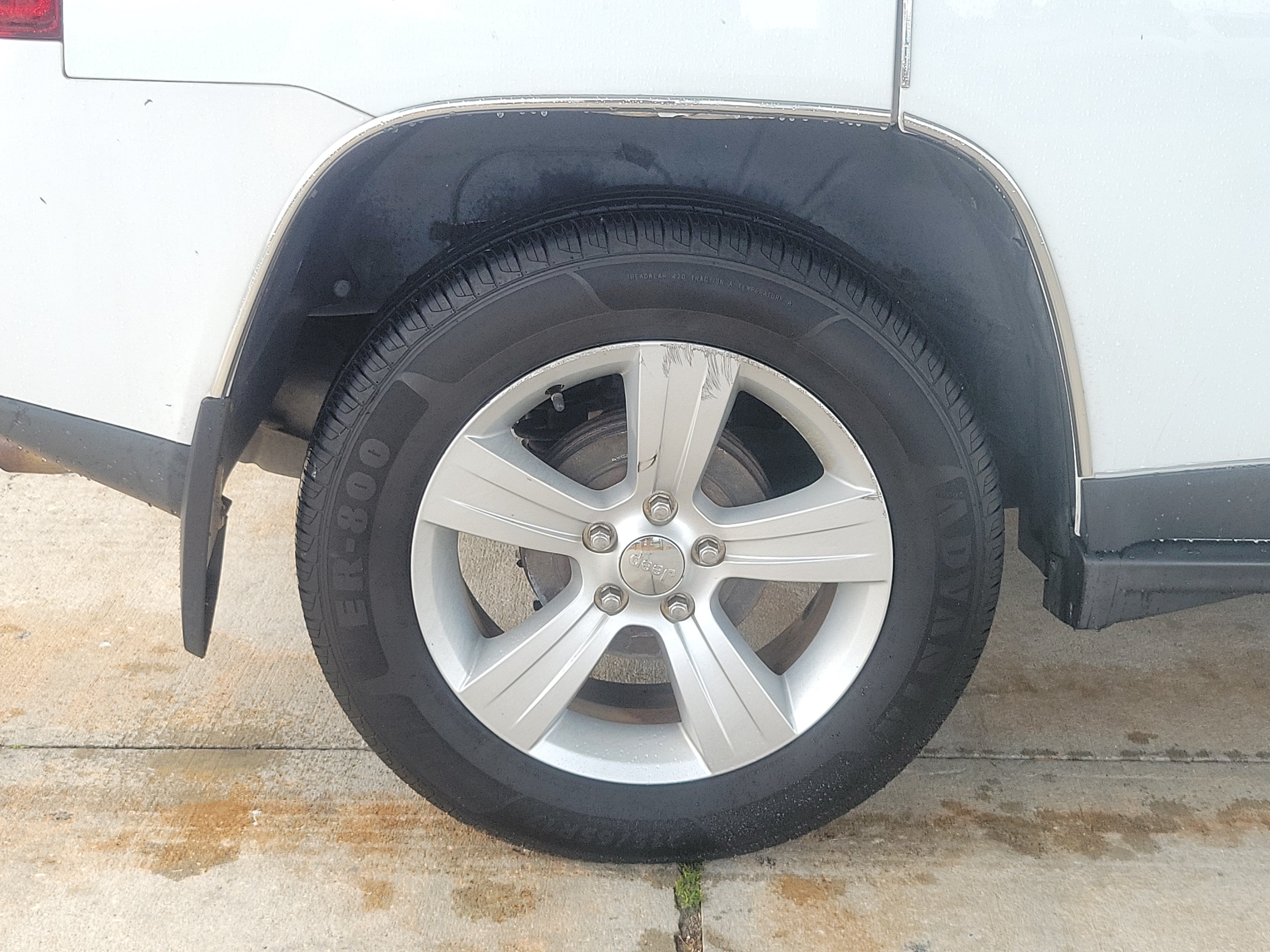 Used 2014 Jeep Compass Latitude w/ Sun/Sound Group FWD image 5