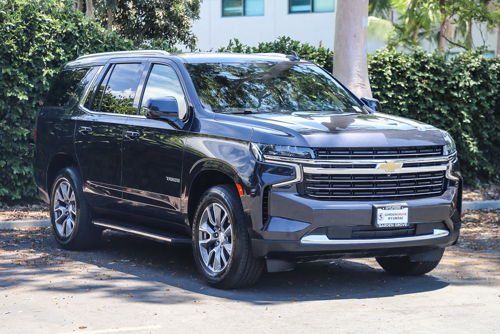 Used 2024 Chevrolet Tahoe LT w/ Luxury Package RWD image 3