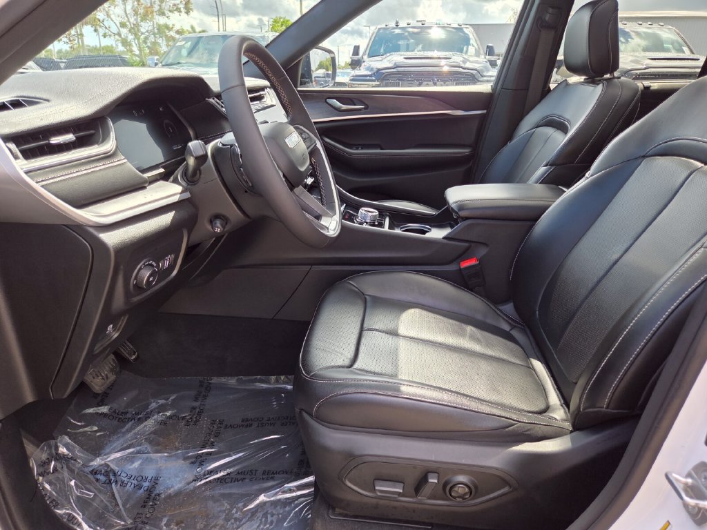 Used 2025 Jeep Grand Cherokee Limited AWD/4WD image 28