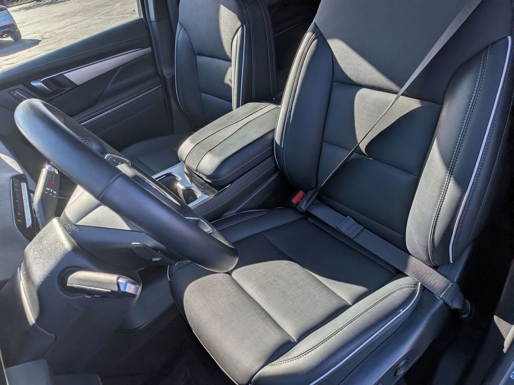 Used 2025 Buick Enclave Preferred AWD/4WD image 15