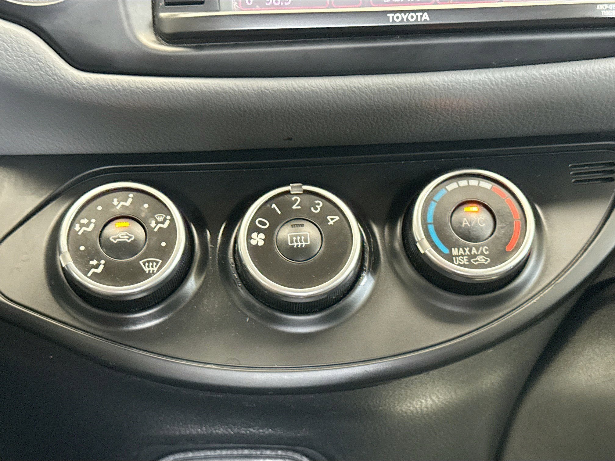 Used 2015 Toyota Yaris L image 10