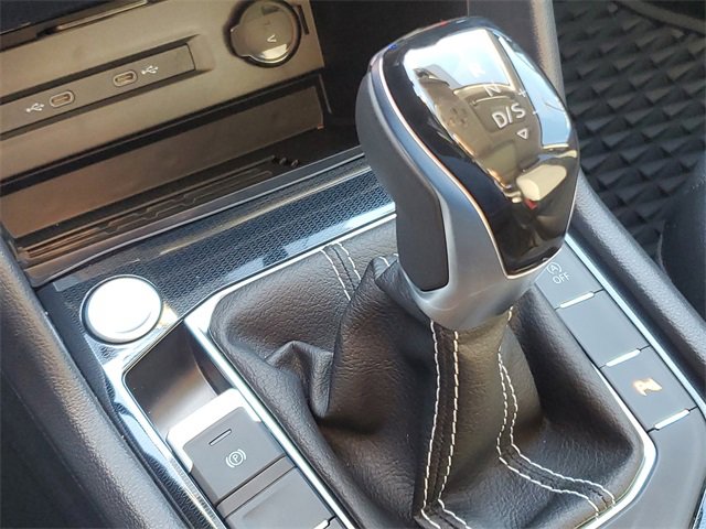 Certified 2025 Volkswagen Taos SE image 32