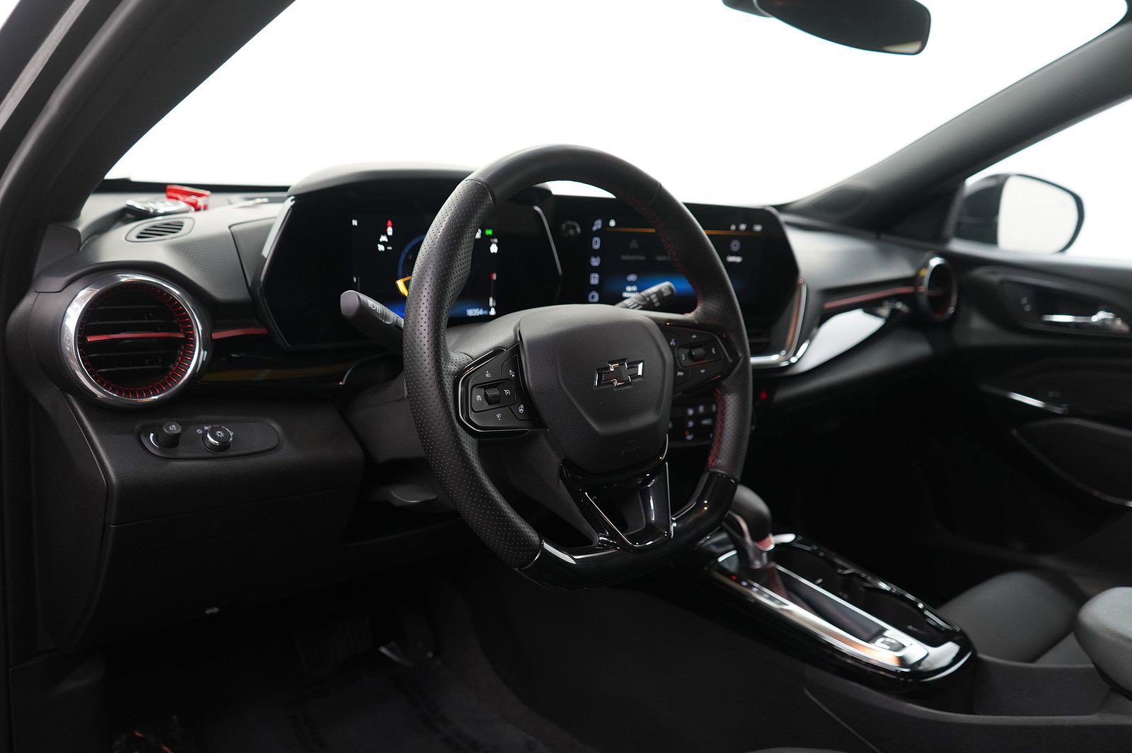 Used 2024 Chevrolet Trax RS image 16