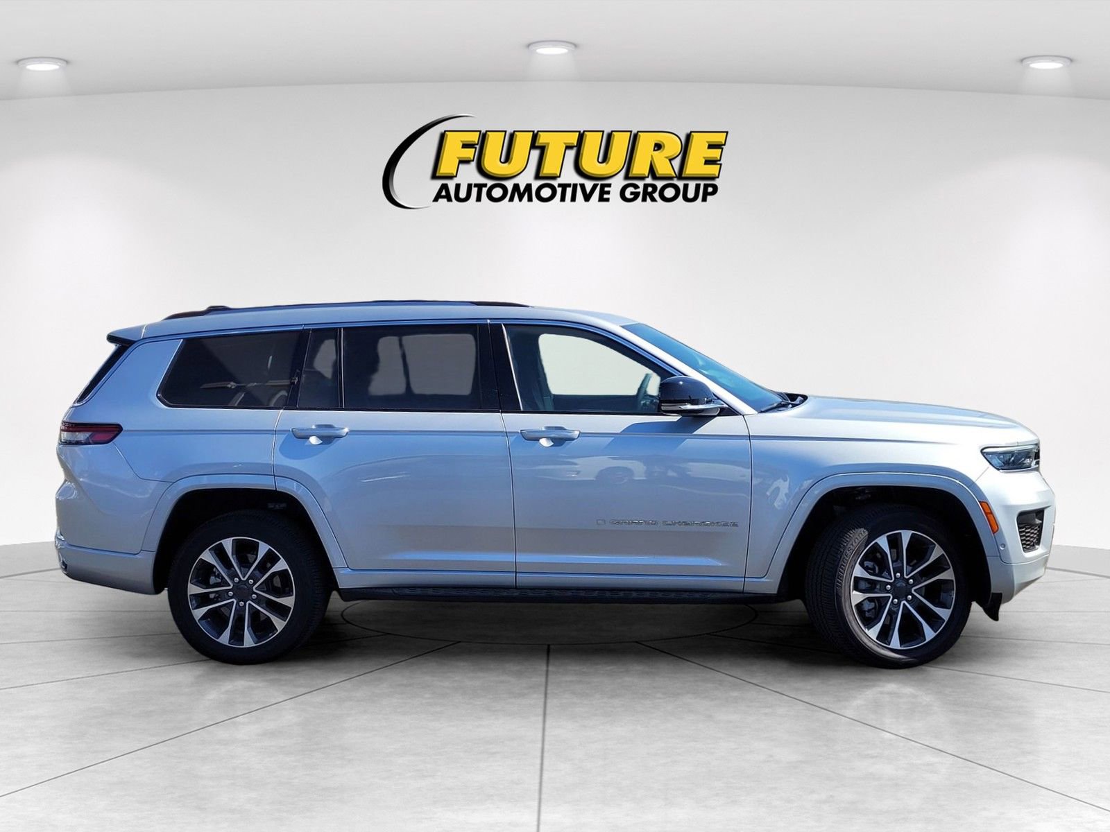 New 2024 Jeep Grand Cherokee L Overland w/ Trailer Tow Package AWD/4WD image 3