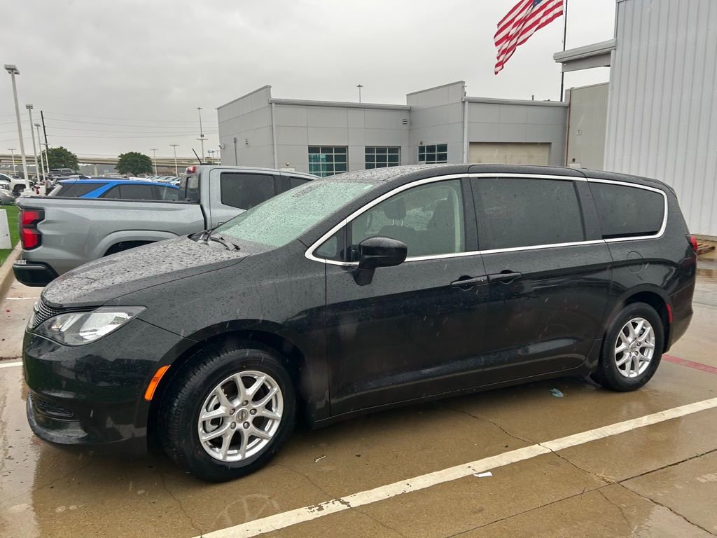 Used 2023 Chrysler Voyager LX FWD image 7
