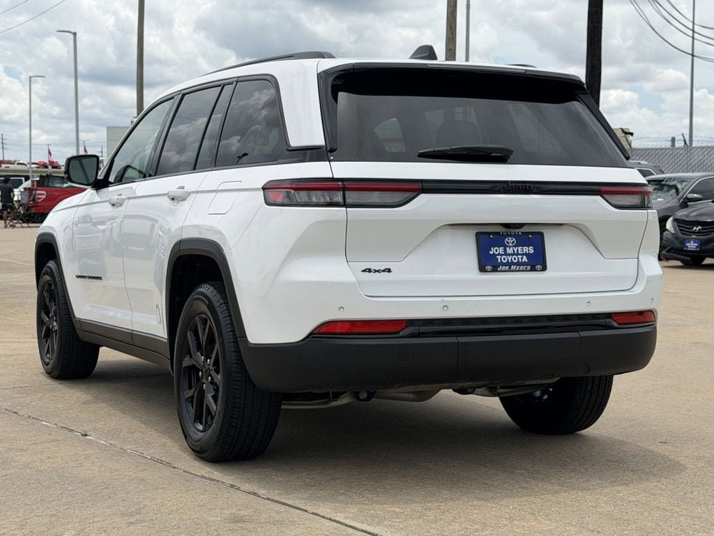Used 2025 Jeep Grand Cherokee Altitude AWD/4WD image 7