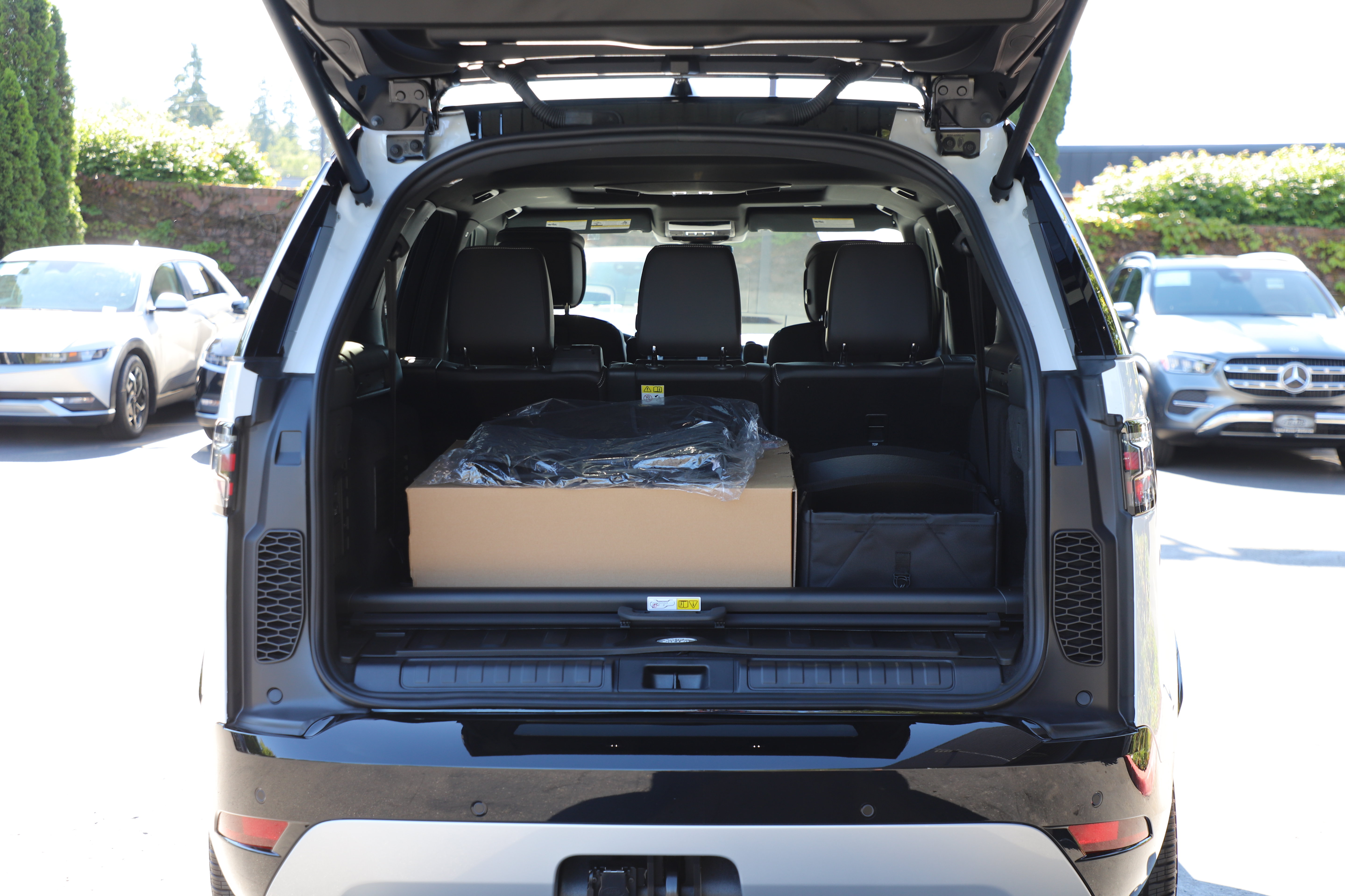 New 2026 Land Rover Discovery Limited Edition AWD/4WD image 16