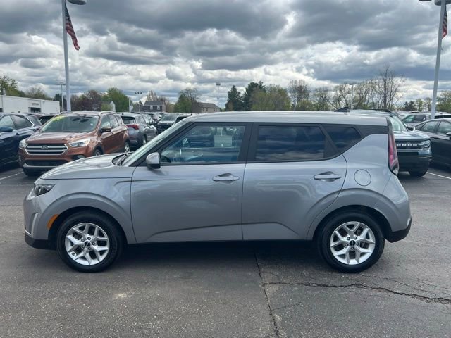 Used 2023 Kia Soul LX w/ Option Group 015 FWD image 2