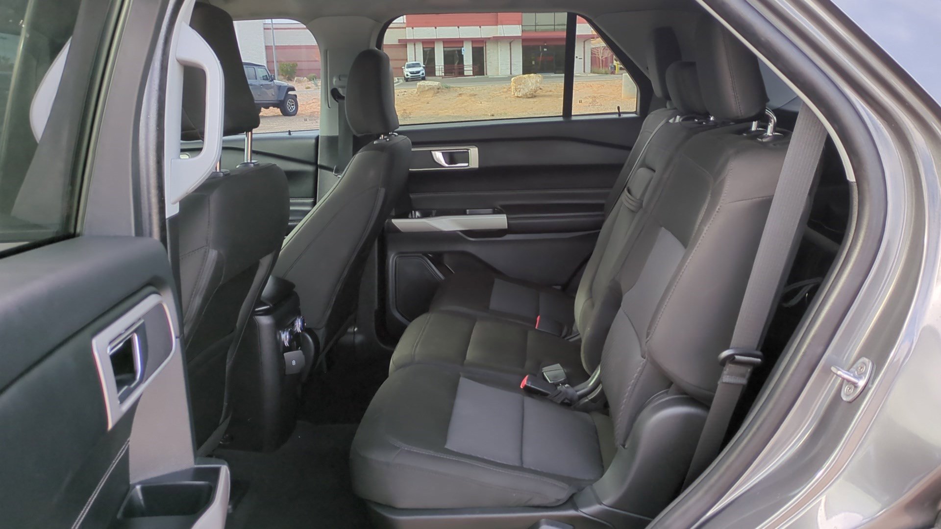 Used 2022 Ford Explorer XLT image 24