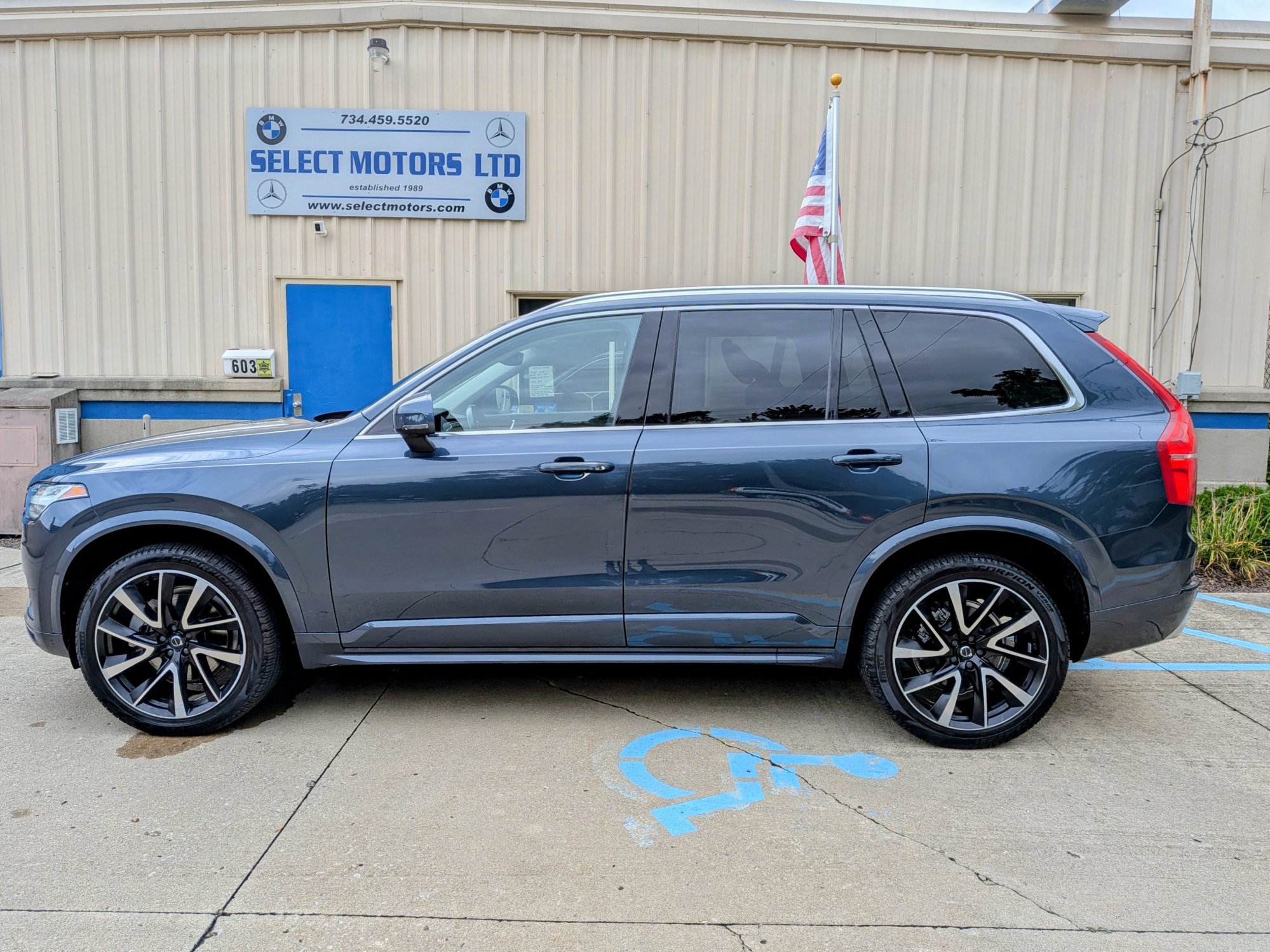 Used 2020 Volvo XC90 T6 Momentum w/ Protection Package Premier AWD/4WD image 3