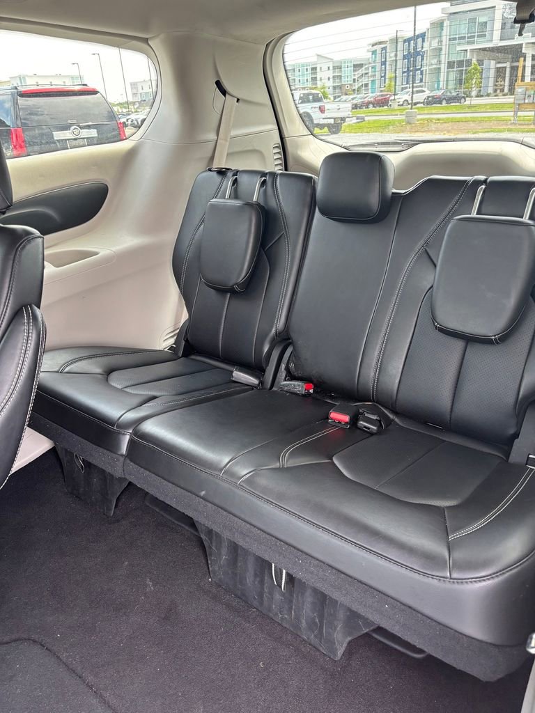 Used 2024 Chrysler Pacifica Touring-L FWD image 13