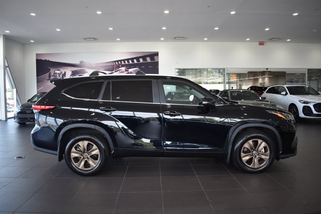Used 2023 Toyota Highlander Bronze Edition FWD image 8