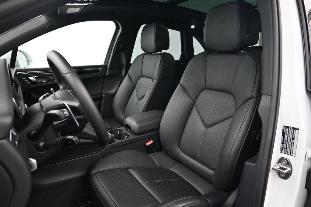 Certified 2026 Porsche Macan Turbo AWD/4WD image 5