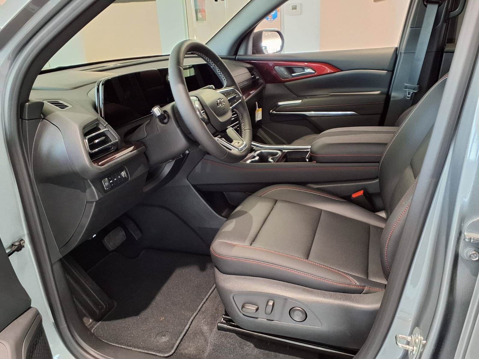 New 2026 Chevrolet Traverse Z71 w/ Driver Confidence Package AWD/4WD image 12